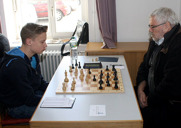 Luke gewinnt gegen Dietmar Glöckner.