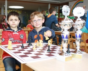 Boris und Lan räumen zwei Pokale beim Grundschulschachturnier ab.