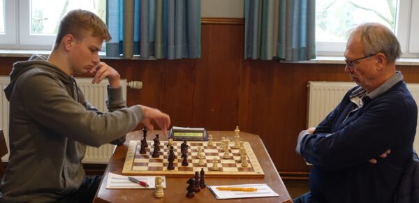 Da Brett 1 & 2 kampflos für Lübbecke gewonnen waren, spielen hier Fynn Burre und Erhard Wendt (rechts) am Spitzenbrett 3