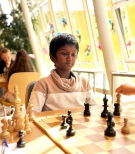 Avighna Kshabiya Kotoju gewinnt die 13. Auflage des Grundschulturniers und holt sich nach Platz 2 im Vorjahr dieses Jahr den Siegerpokal.