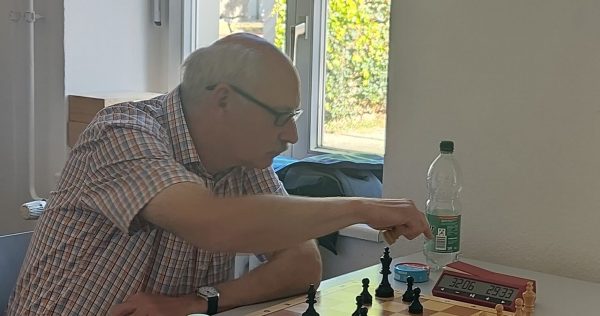 Wolfgang Spaar an Brett 3 holt den Sieg zum 4:3