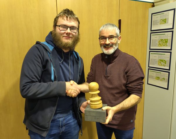 Kai Ballmeyer bekommt den Pokal von Thorsten Schlegel überreicht