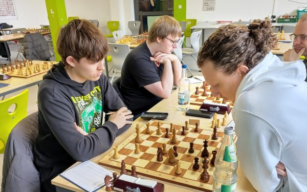 Maxim und Francesco an Brett 1 und 2 kämpfen am längsten