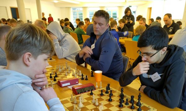 Raif mit schwarz an Brett 1 in Runde 5 gegen den Turniersieger Robin Behle